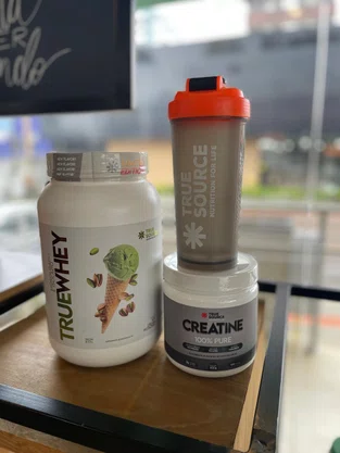 Kit Nuttrindo True Whey 837g + Creatina True 300g + Brinde: Coqueteleira